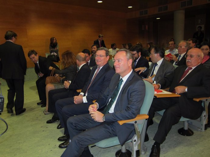 Alberto Fabra junto al presidente de PwC, Carlos Mas, durante la presentación