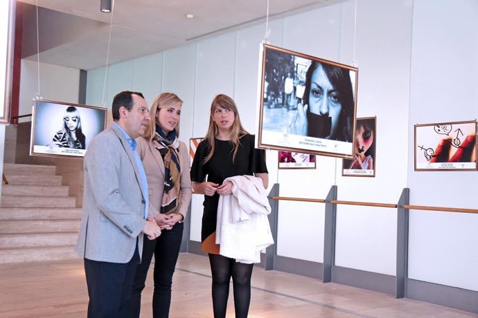 Ruiz Espejo Alba y Martín PAlop exposición contra violencia de género