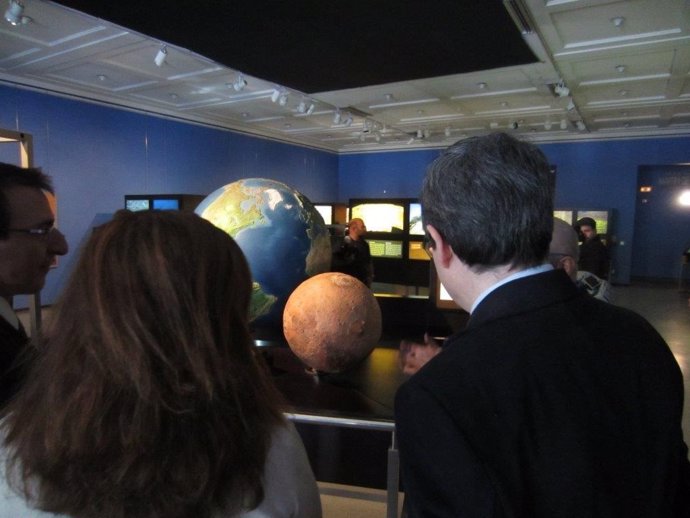Iribas visita la exposición "Marte Tierra, una anatomía comparada"