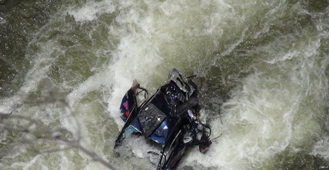 Mueren cinco personas al caer un coche al río en Perú