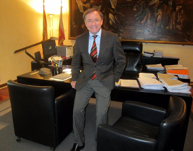 El conseller de Hacienda, Juan Carlos Moragues, en su despacho.