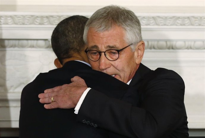 Obama y Hagel se abrazan tras la dimisión del secretario de Defensa