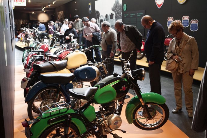 Exposición de motos en el MuVIM