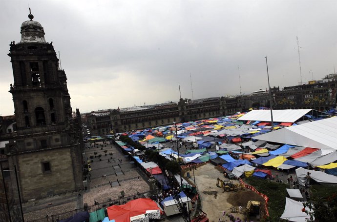 Protesta de profesores en el Zócalo, Ciudad de México