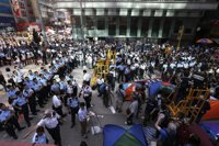 Las autoridades de Hong Kong comienzan a desalojar el campamento de protesta en Mong Kok