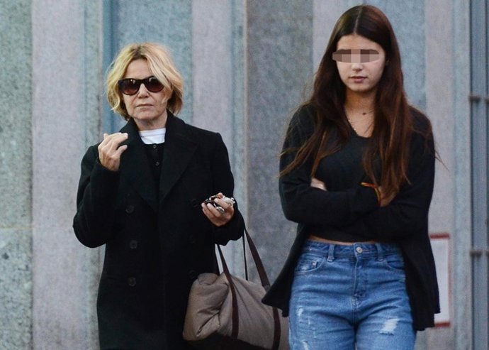 Eugenia Martínez de Irujo y su hij aTana por la calle 