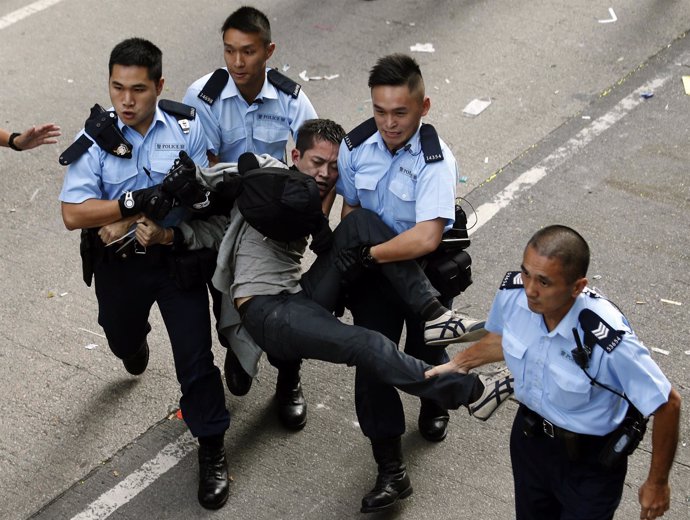 Manifestante pro-democracia detenido en Hong Kong