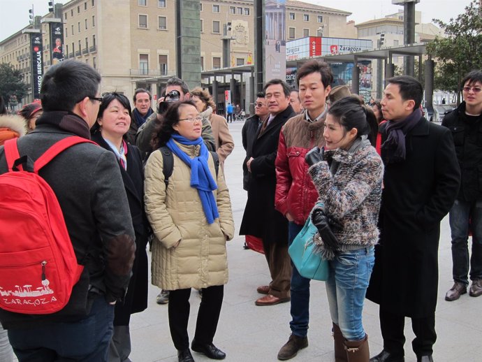 Turistas chinos en la Plaza del Pilar