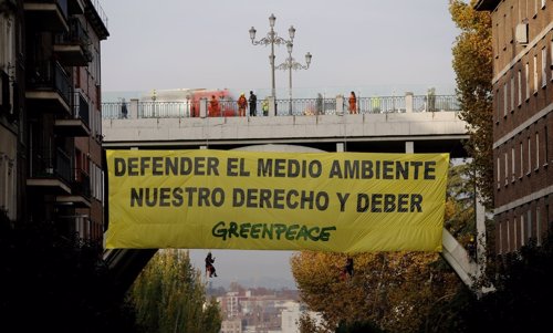 Nueve activistas de Greenpeace despliegan una pancarta de 126m2 en Madrid