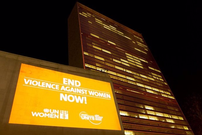 Sede de la ONU de color naranja por Día contra Violencia contra la Mujer