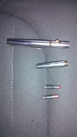 Bolígrafo pistola intervenido a vecino de Fisterra.