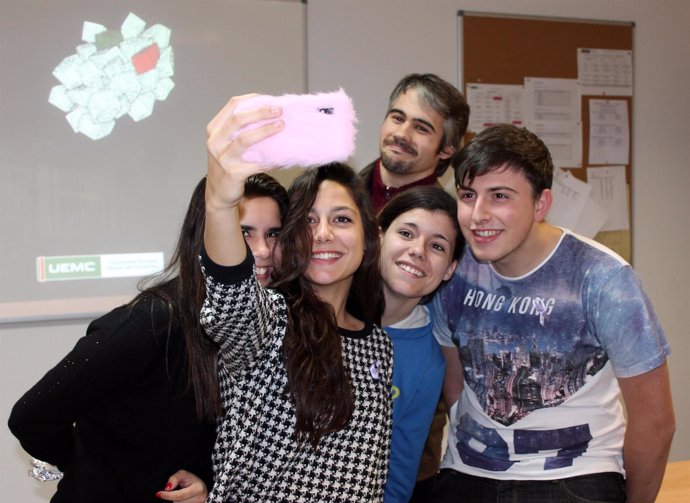 Alumnos de la UEMC se hace un selfie con los lazos morados