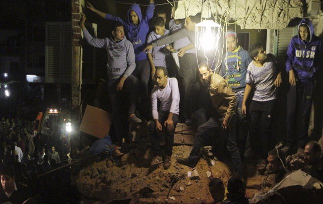 Buscan a supervivientes tras derrumbarse un edificio en El Cairo