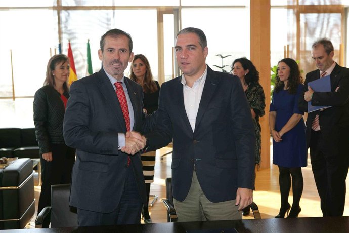 Renovación del acuerdo de colaboración de Francisco Javier Lara y Elías Bendodo 