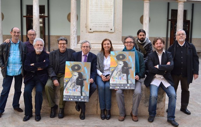 Miembros de la Asociación Ciudadana Mostra Viva en la presentación del festival