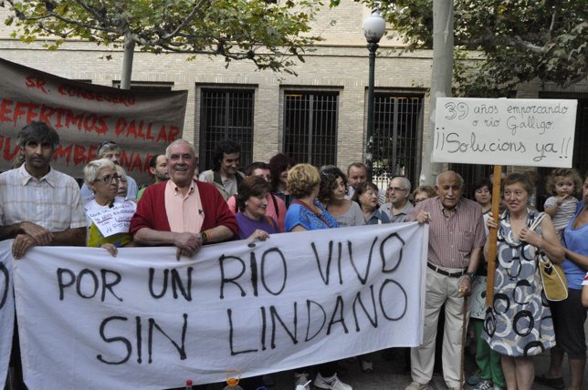 Concentración para pedir medidas contra la contaminación del Gállego con lindano