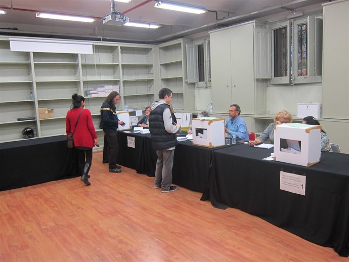 Últimos votantes del 9N en el Palau Robert