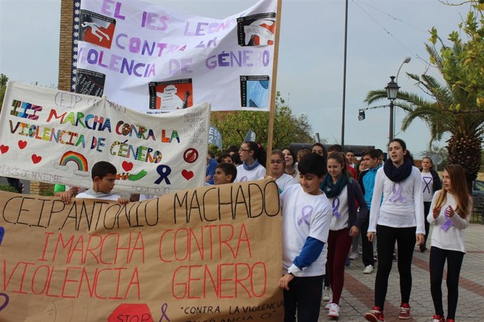 Casi 2.000 personas entre alunmos y padres participan en la marcha. 