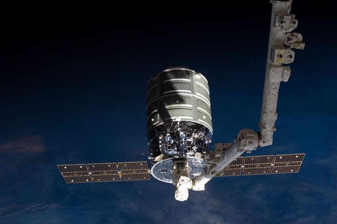 Carguero Cygnus de suministro acoplado a Estación Espacial Internacional
