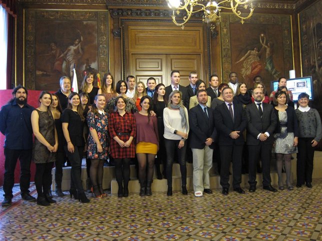 Autoridades y alumnos de la Escuela Taller 'Juan Arnaldín II' de la DPZ