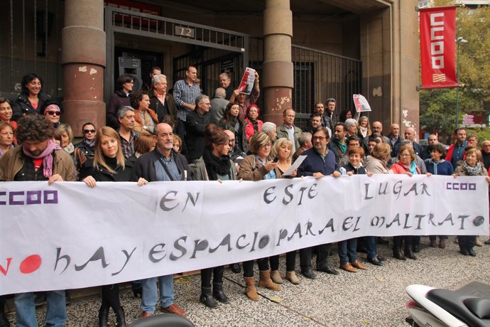 CC.OO. Aragón se concentra ante su sede en rechazo a la violencia de género