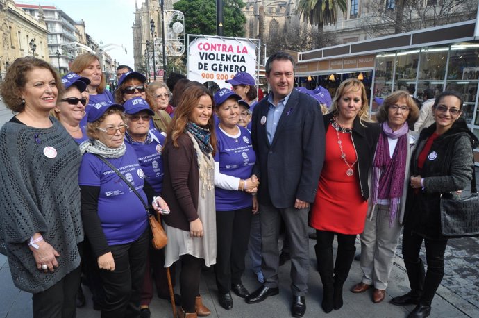 Verónoca Pérez y Juan Espadas en un punto de información de Amuvi