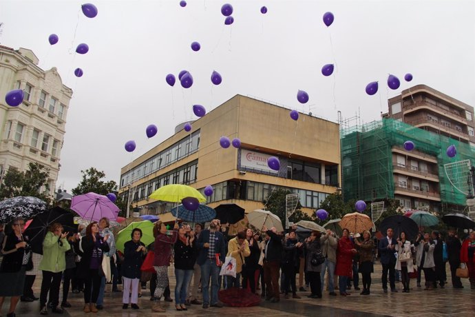 Lanzamiento de globos morados en Torrelavega