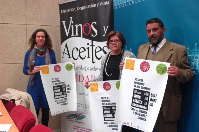 Sánchez (centro), entre Ruiz y Ariza con el cartel de la actividad