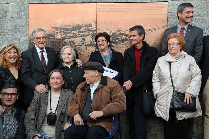 Xavier Trias (alcalde Barcelona) ante la placa que recuerda el Somorrostro