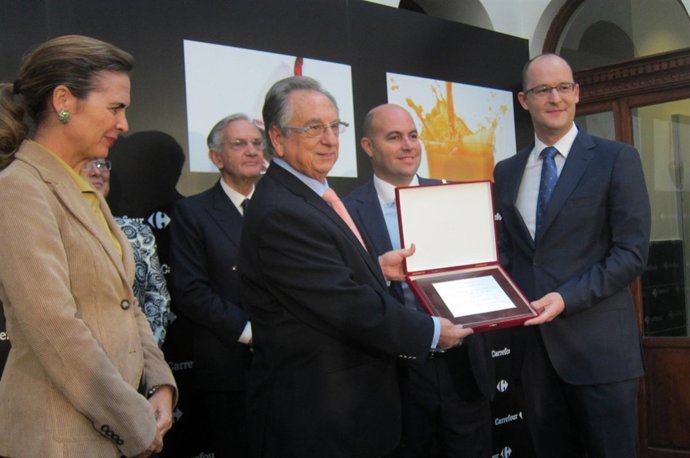 Tomás Fuertes recoge el premio a Bodegas Luzón