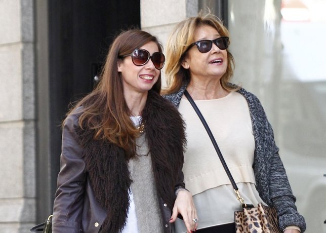 MILA XIMENEZ DE COMPRAS CON SU HIJA 