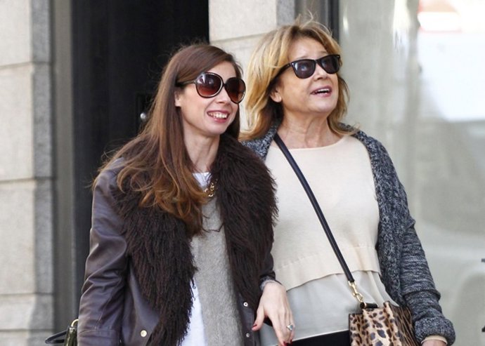 MILA XIMENEZ DE COMPRAS CON SU HIJA 