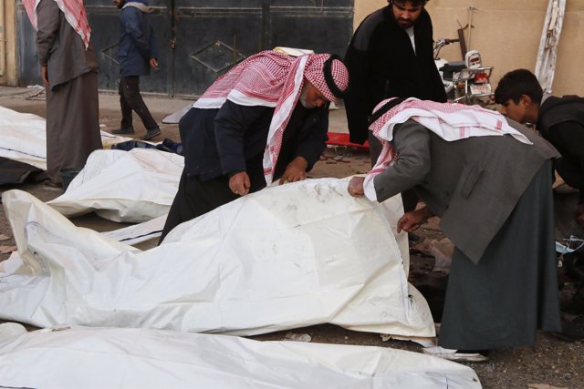 Personas identifican a víctimas tras bombardeo de aviación siria en Raqqa