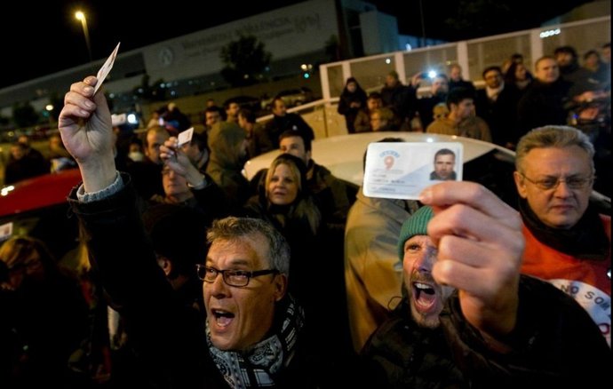 Trabajadores de RTVV en la noche del cierre