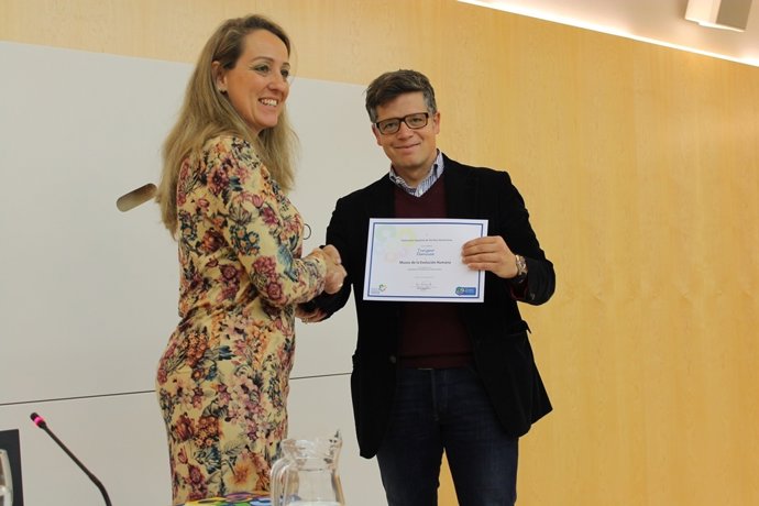  Eva Holgado Entrega Del Sello A Alejandro Sarmiento