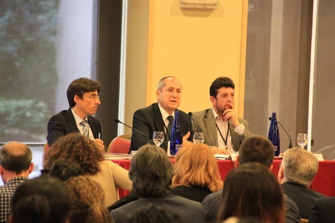 Charla impartida por el presidente, vicepresidente y secretario de la AEPT