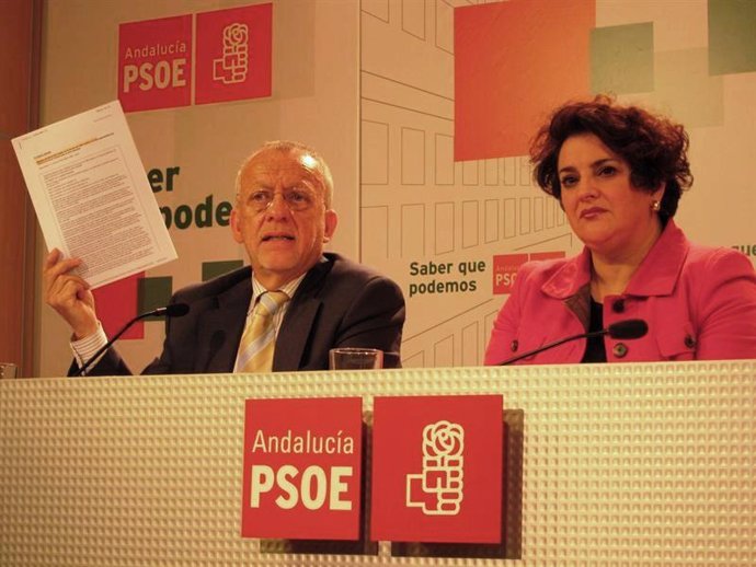 El parlamentario Manuel Pezzi y la secretaria del PSOE granadino, Teresa Jiménez