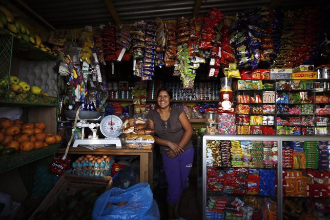 Mujer peruana en tienda