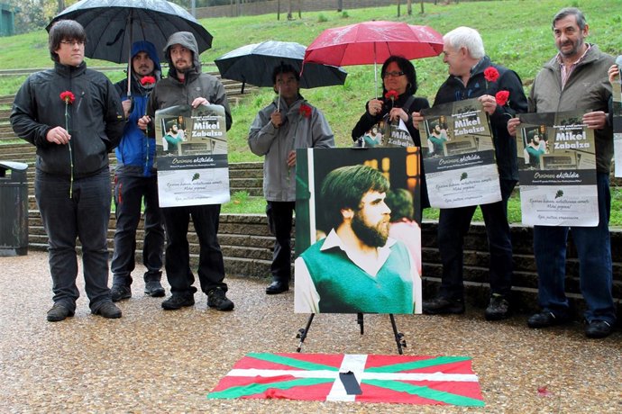 Ofrenda floral en memoria de Mikel Zabalza.