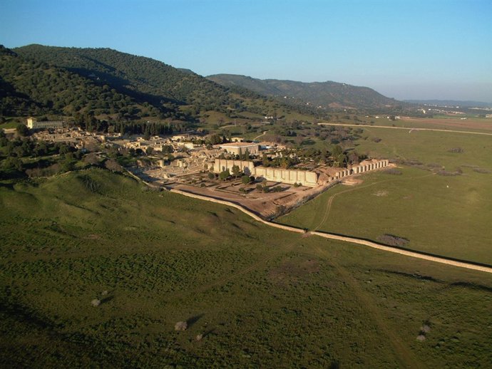 Vista aéra del conjunto arqueológico de Medina Azahara y su entorno