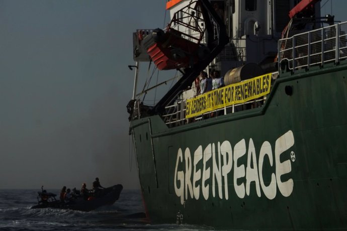 El barco de Greenpeace Artic Sunrise contra las prospecciones de petróleo 