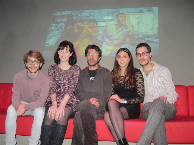 El director y los actores, frente a una imagen de la obra