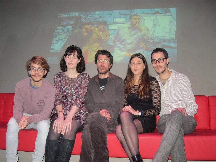 El director y los actores, frente a una imagen de la obra