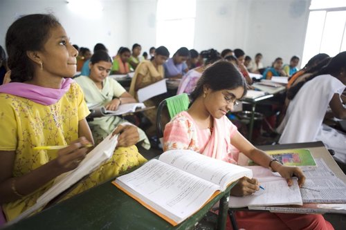 Niñas estudian en un colegio de la Fundación Vicente Ferrer