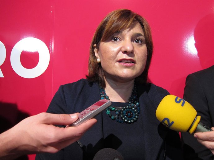 Bonig atiende a los periodistas.