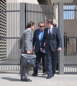 Juan Soler con su hijo y el abogado a la salida del juzgado 