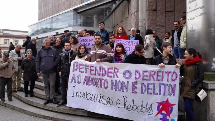 Protesta en A Coruña por juicio por pintar mural sobre aborto.