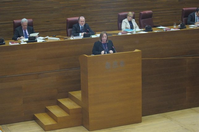 Marga Sanz en la tribuna de las Corts