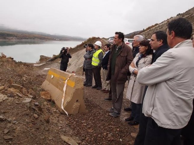 Los parlamentarios navarros han visitado la presa de Yesa.