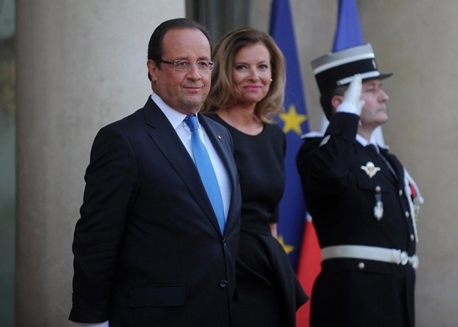 French President Francois Hollande (L) and his co